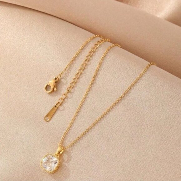 18k Gold Plated and White Teardrop Pendant Necklace Stainless Steel - Picture 2 of 3